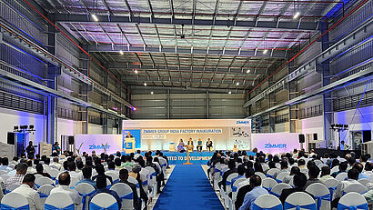 Die Eröffnungsveranstaltung fand in der fertigen Werkshalle statt