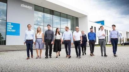 Die Familie Zimmer vor dem Headquarter in Rheinau