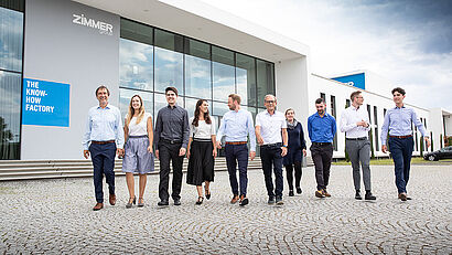 Die Familie Zimmer vor dem Headquarter in Rheinau