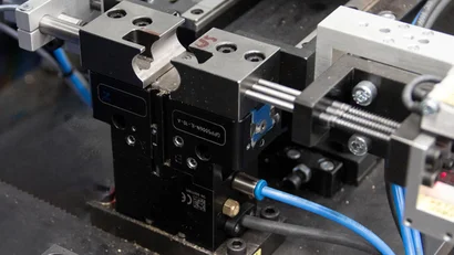 Der GPP5000IL Hybrid-Greifer der Zimmer Group prüft Werkstücke in einem automatisierten Bearbeitungszentrum für Schlosskerne der Firma AUMAT