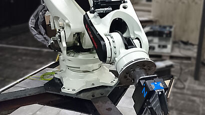 Kawasaki-Roboter und Zimmer-Greifer als Bühnenhelfer. Bild: Quelle Matthias Horn; Salzburger Festspiele