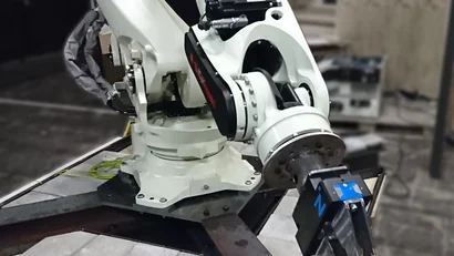 Kawasaki-Roboter und Zimmer-Greifer als Bühnenhelfer. Bild: Quelle Matthias Horn; Salzburger Festspiele