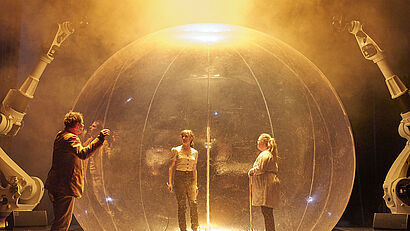 Ein Zimmer-Greifer auf großer Bühne. Bild: Quelle Matthias Horn; Salzburger Festspiele