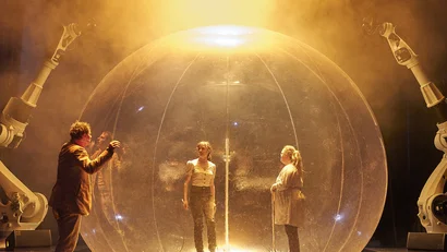 Ein Zimmer-Greifer auf großer Bühne. Bild: Quelle Matthias Horn; Salzburger Festspiele
