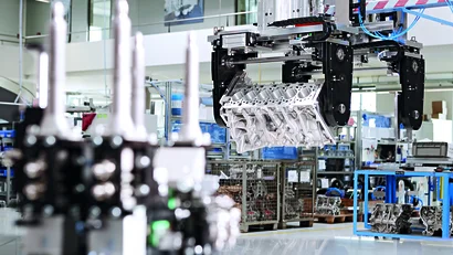 Greifsystem für Motorblöcke mit servomotorischer Kübelachse in Aktion