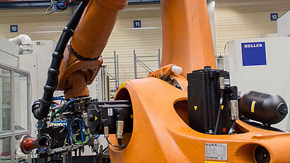 Eingebunden in die Cloud: Roboterzelle für zwei Heller Bearbeitungszentren in einer Augsburger Werkshalle von KUKA