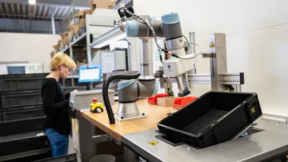 A cobot with an HRC gripper from the Zimmer Group provides support at Weidmüller's workplace Robotergestützte Montage