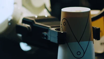 Übernimmt das Kaffeebecherhandling: Ein elektrischer 2-Backen-Parallelgreifer der Serie GEP2000